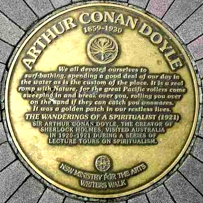 Placa que recuerda la sesión de espiritismo en la que se invocó a Conan Doyle